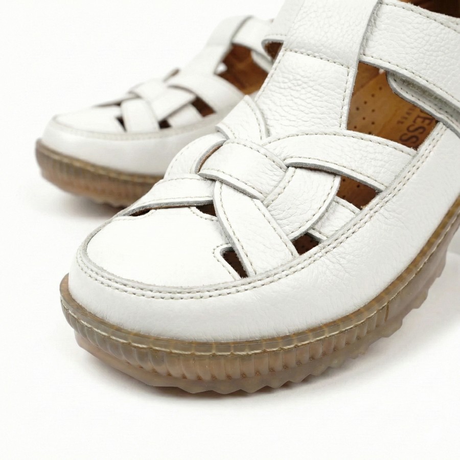  شوز حريمي جلد طبيعي لون أبيض بفرش جلد طبيعي ونعل كريب طبي طري مزود بخياطة لمتانة أكبر مع كعب 1 سم